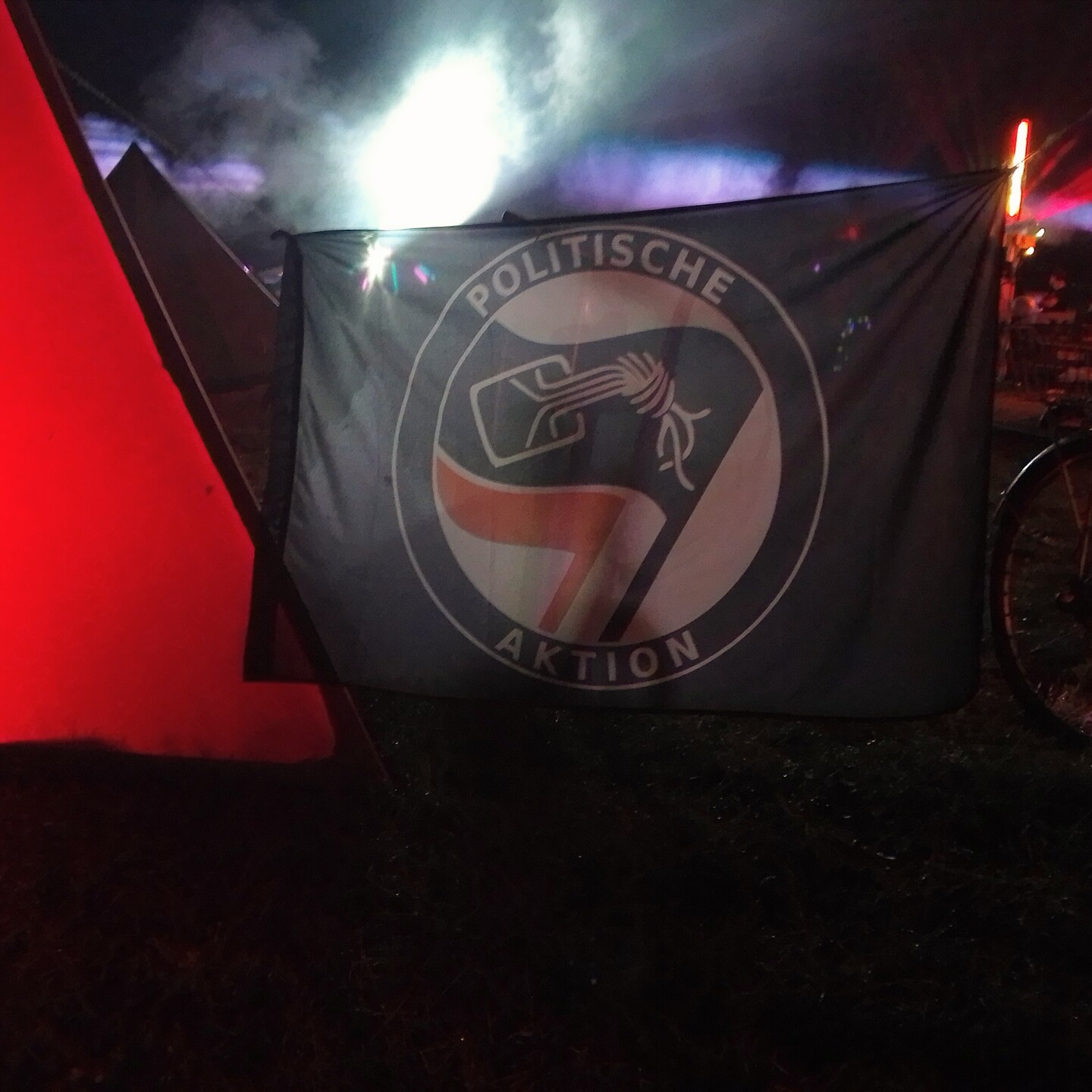 Foto einer Antifa Flagge bei Nacht mit Chaos Knoten
