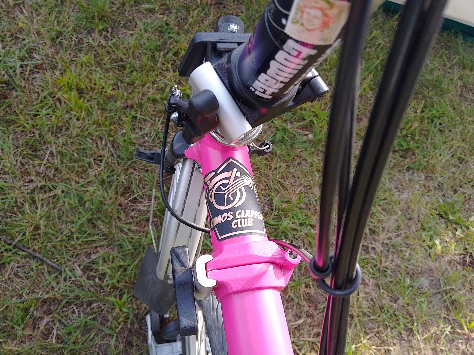 Pinkes Brompton Fahrrad mit dem zuvorgenannten Sticker